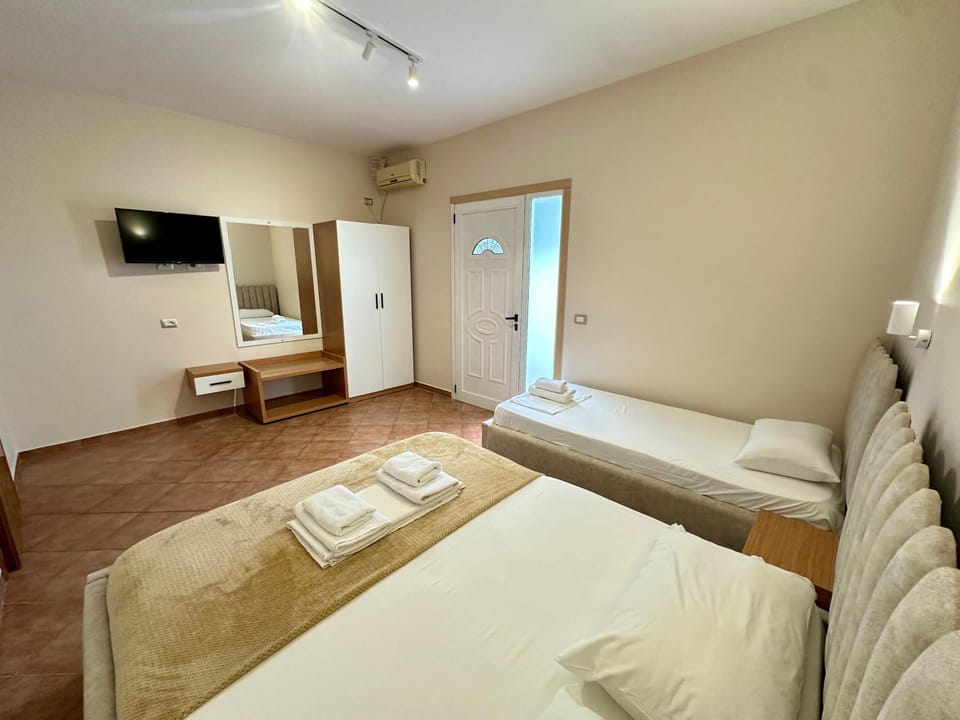 Communal lounge/ TV room, Bed, TV and multimedia, Living room, Photo of the whole room, Seating area, Evening entertainment, Bedroom, towels