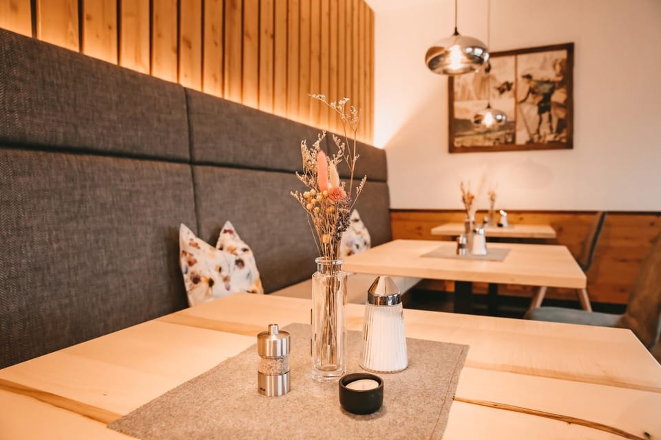 Seating area, Dining area, Breakfast, Buffet breakfast