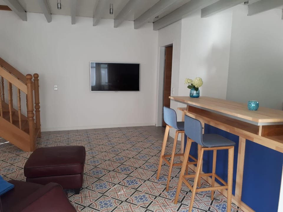 TV and multimedia, Seating area, Dining area