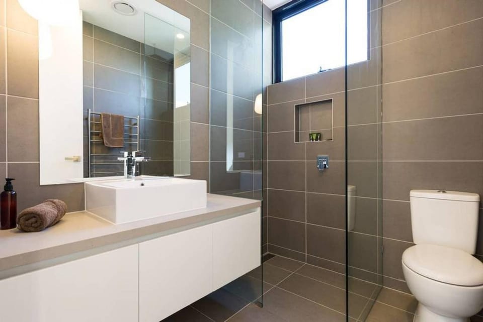 Shower, Toilet