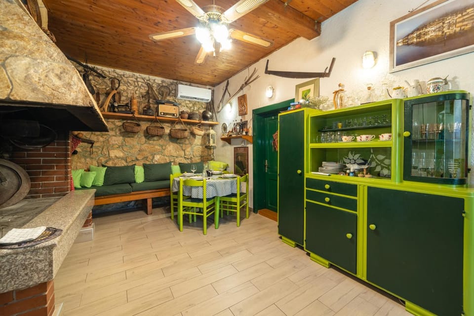 Kitchen or kitchenette, Living room, Lounge or bar, Seating area, minibar, pet friendly