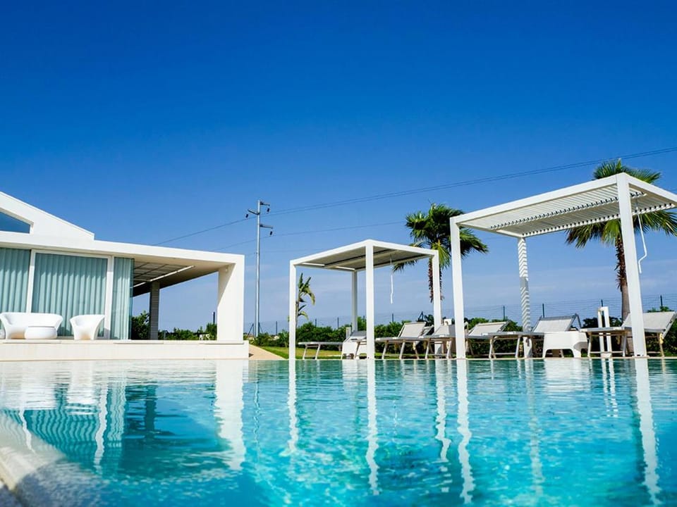 Swimming pool, sunbed