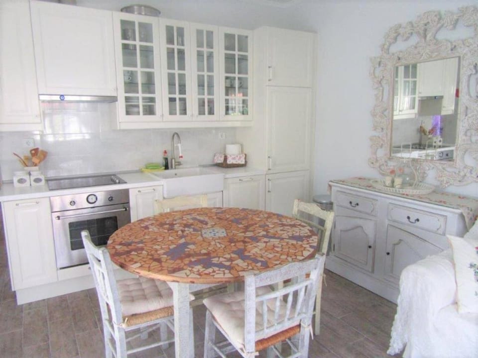 Kitchen or kitchenette, Dining area, dishwasher, minibar, pet friendly, stove