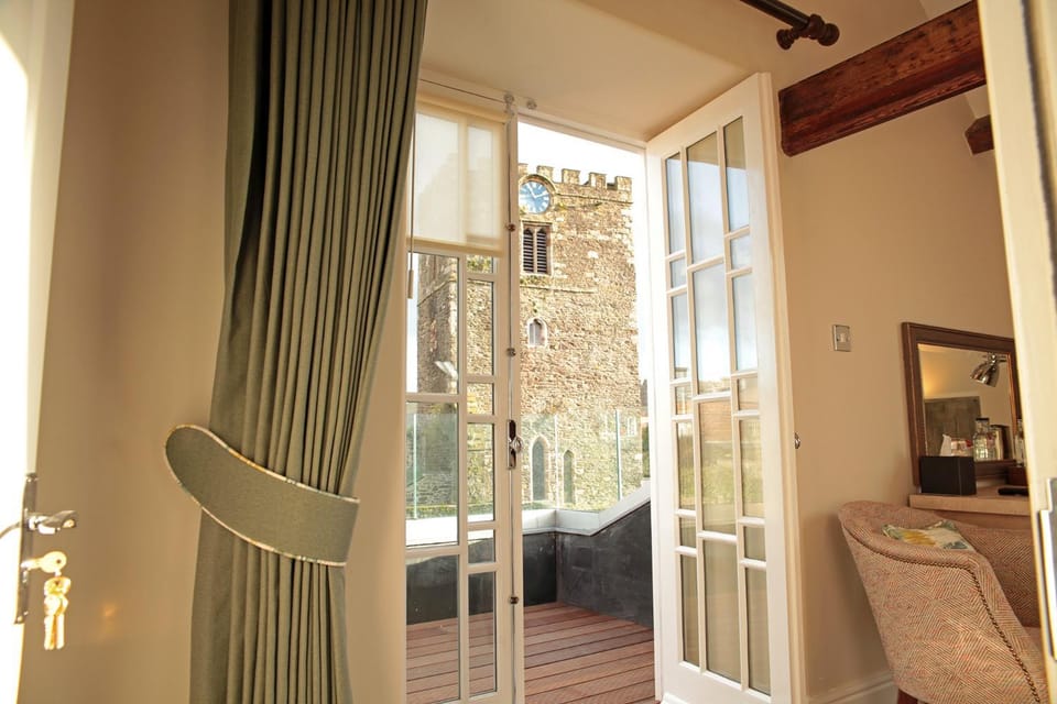 Nearby landmark, Balcony/Terrace, Bedroom, Landmark view