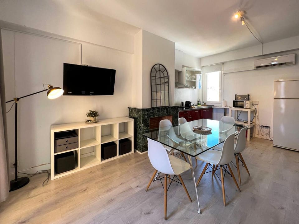 TV and multimedia, Seating area, Dining area