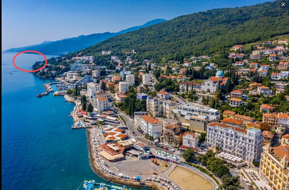 Property building, Nearby landmark, Day, Neighbourhood, Natural landscape, Bird's eye view, Beach, City view, Mountain view, Sea view, Location