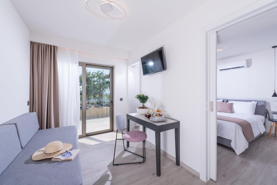 TV and multimedia, Living room, Seating area, Bedroom, Garden view