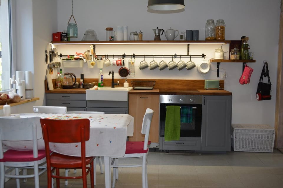 Coffee/tea facilities, Kitchen or kitchenette, Food and drinks, Dining area, Communal kitchen