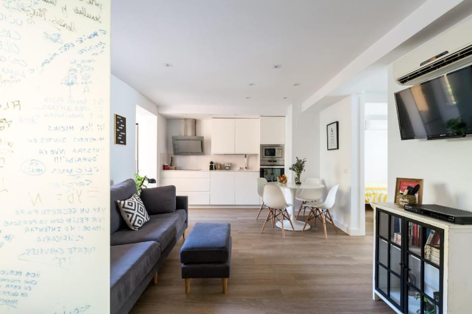 Kitchen or kitchenette, Living room, Seating area, Dining area
