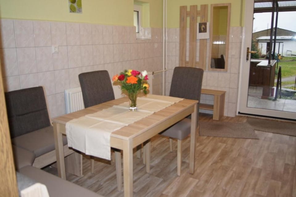 Kitchen or kitchenette, Seating area