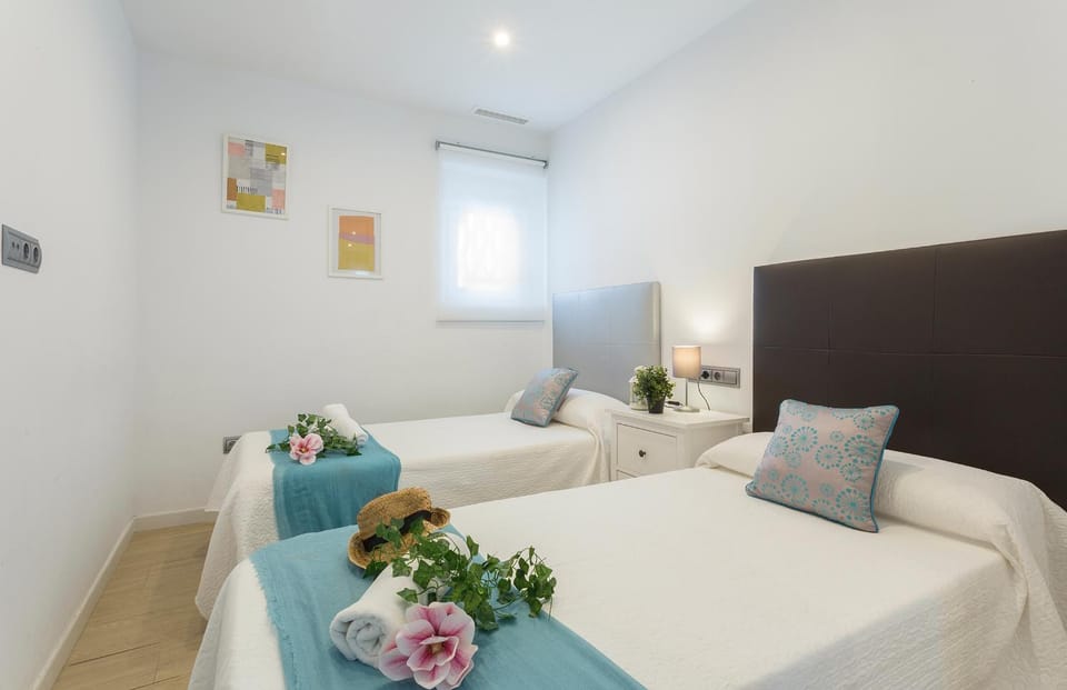 Bed, Photo of the whole room, Bedroom, air conditioner