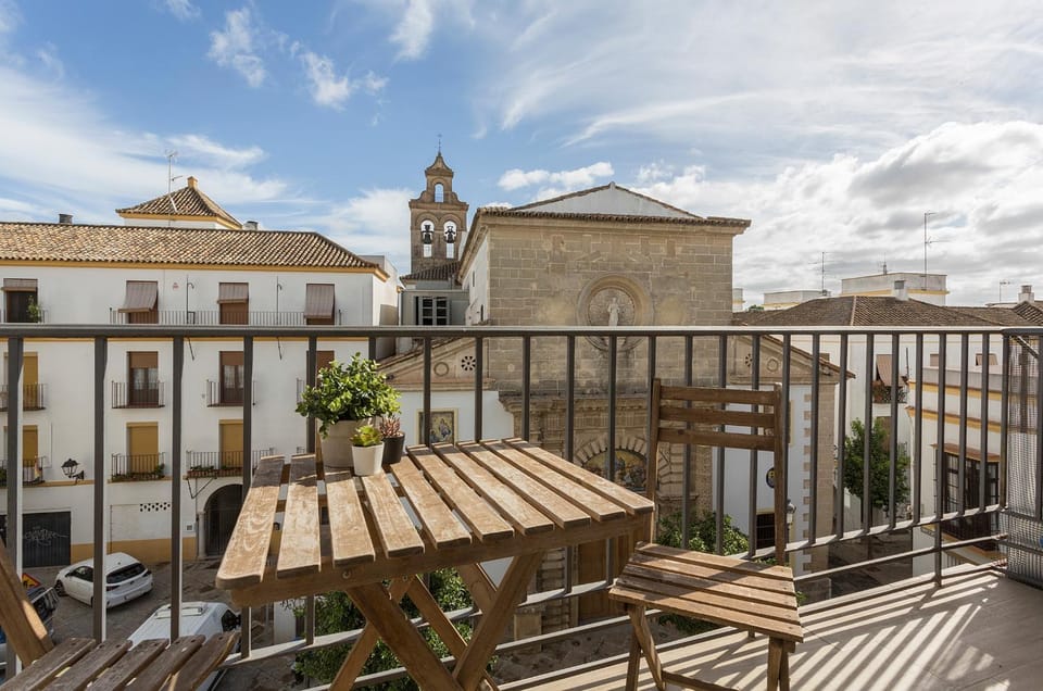 Property building, Patio, Balcony/Terrace, Dining area, City view