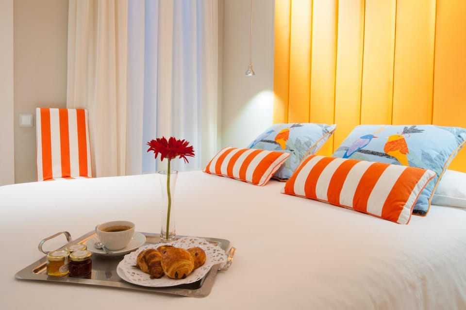 Bed, Food, Drinks