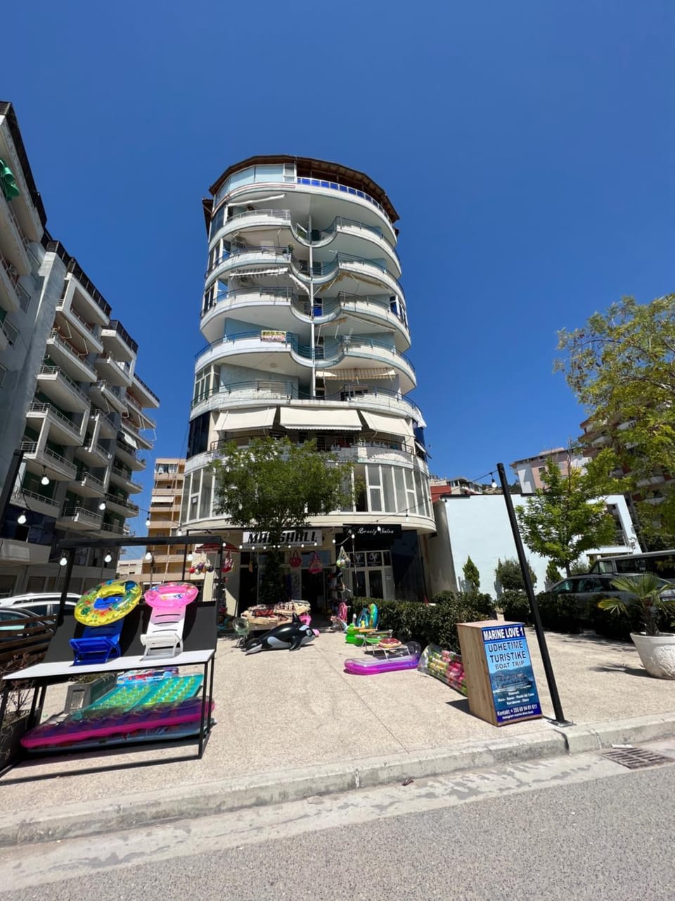Property building, Nearby landmark, Restaurant/places to eat, Neighbourhood, Activities, Beach, Supermarket/grocery shop, Shopping Area, ATM, currency exchange, hair dryier, laundry