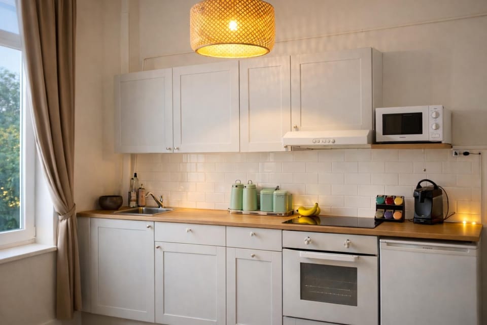 Coffee/tea facilities, Kitchen or kitchenette, oven, stove, toaster