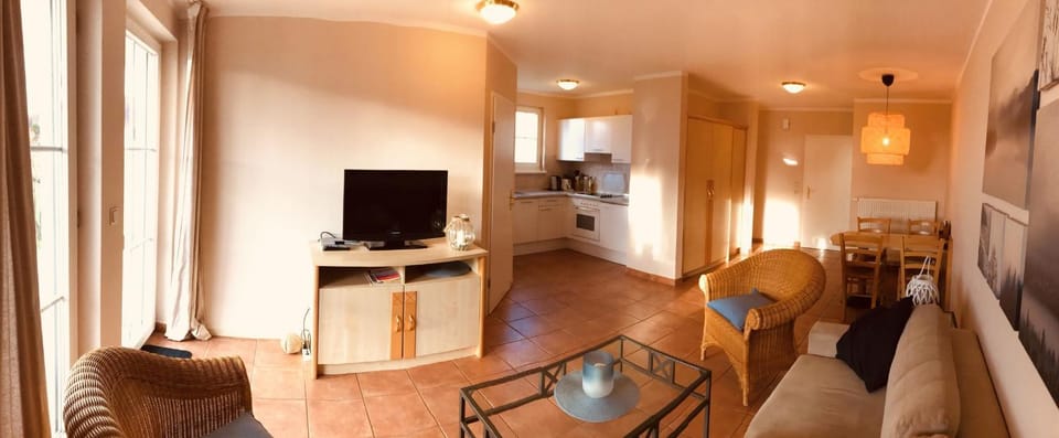 TV and multimedia, Kitchen or kitchenette, Living room, Seating area, Dining area
