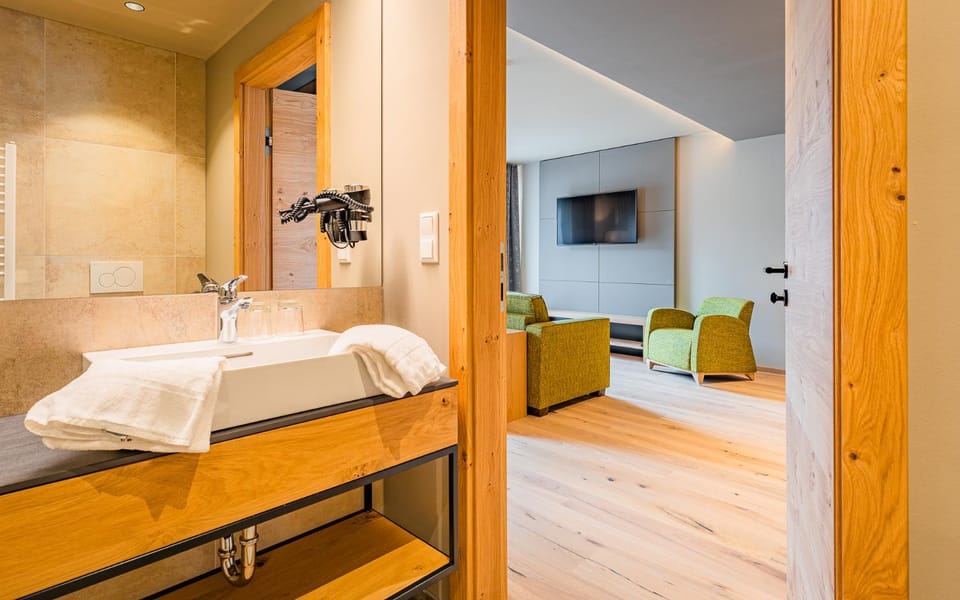 Bathroom, TV and multimedia, Seating area