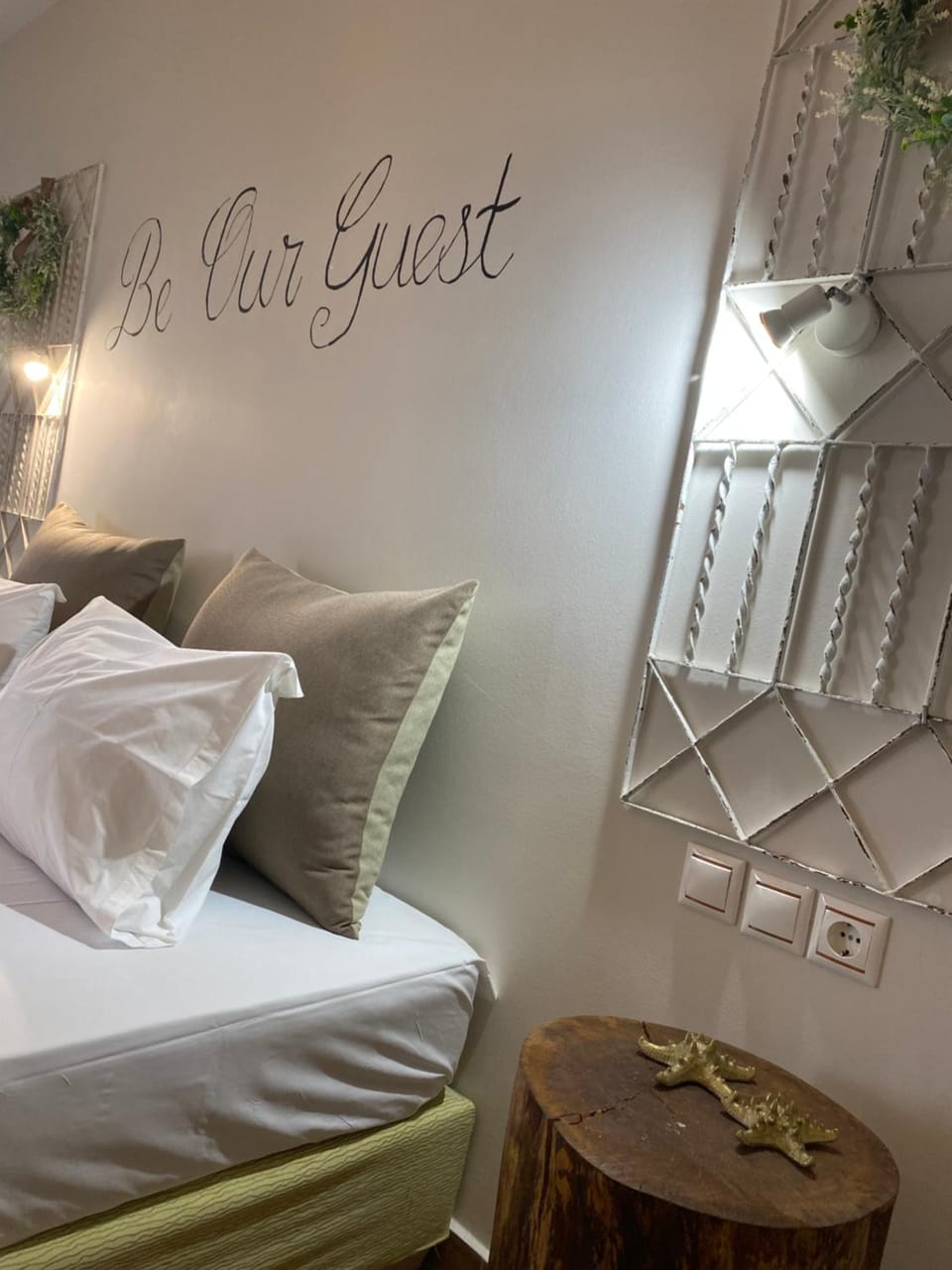 Photo of the whole room, Decorative detail