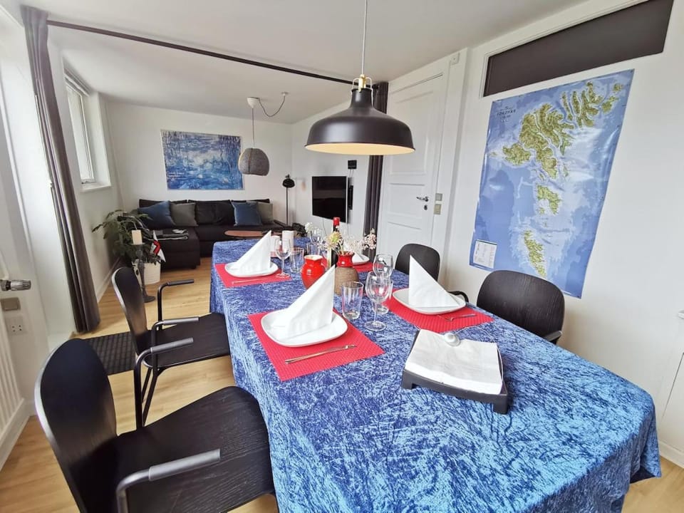 Living room, Dining area