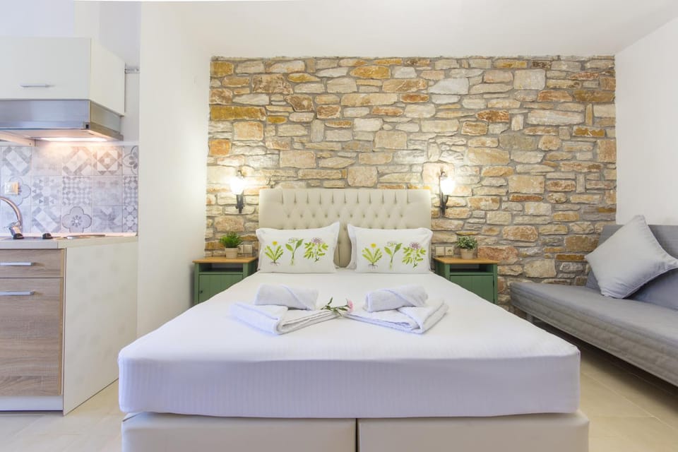 Bed, Kitchen or kitchenette, Photo of the whole room, Seating area, Bedroom, towels