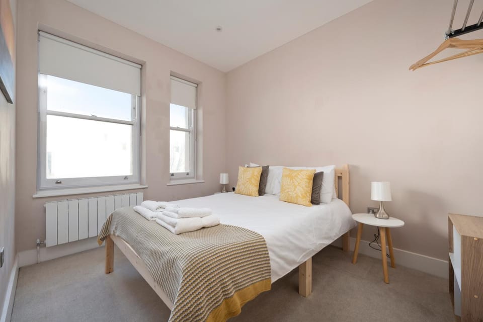 The i360 flat, penthouse, sea view, large private roof terrace, central Brighton 2 bedroom, up to 5-6 guests Apartment in Hove