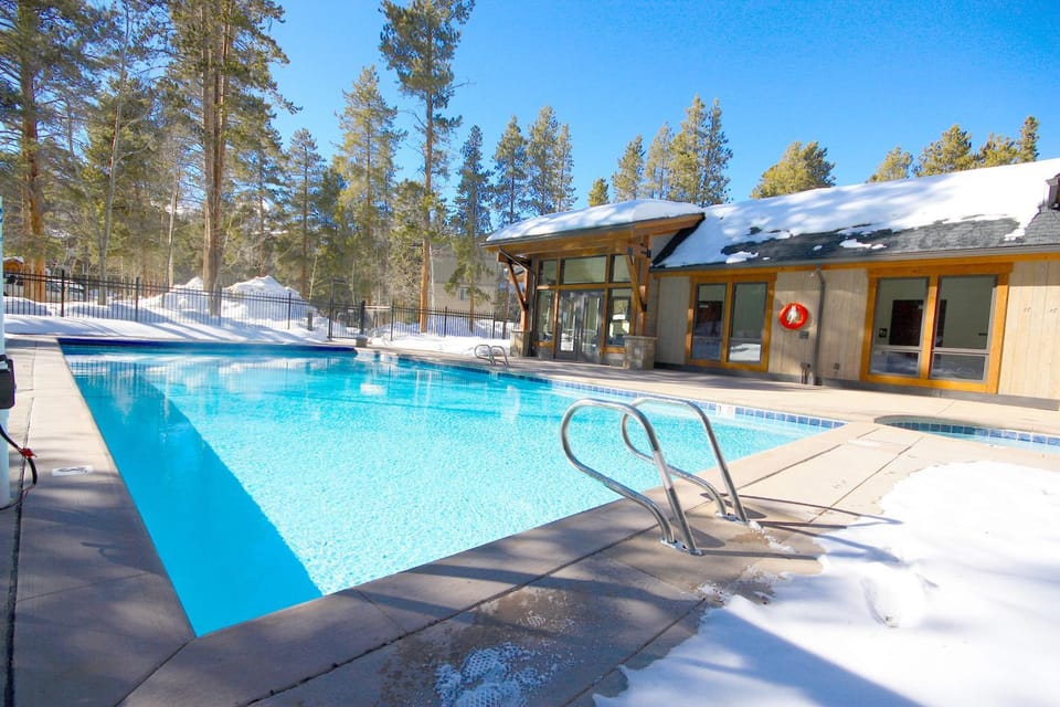 Pinecreek #F - 3 BR - Close to Town - Shuttle to Slopes - Pool and Hot Tub Access House in Breckenridge