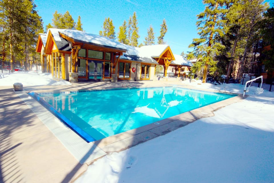 Pinecreek #F - 3 BR - Close to Town - Shuttle to Slopes - Pool and Hot Tub Access House in Breckenridge