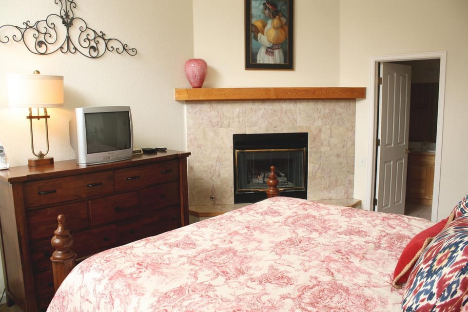 Pinecreek #I - 3 BR - Private Hot Tub - Close to Town - Shuttle to Slopes House in Breckenridge