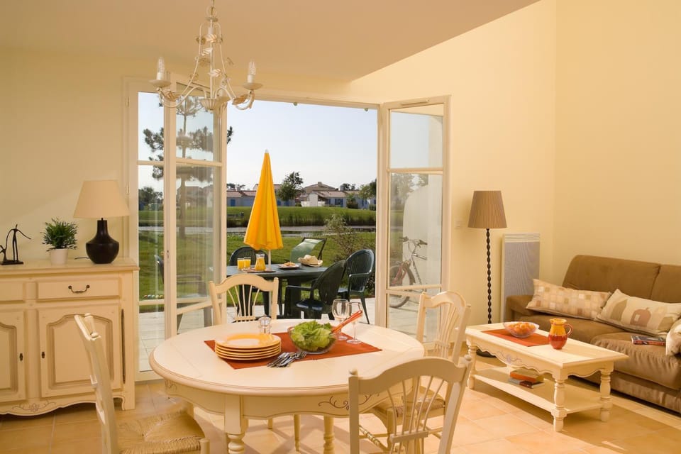 Spring, Day, Balcony/Terrace, Living room