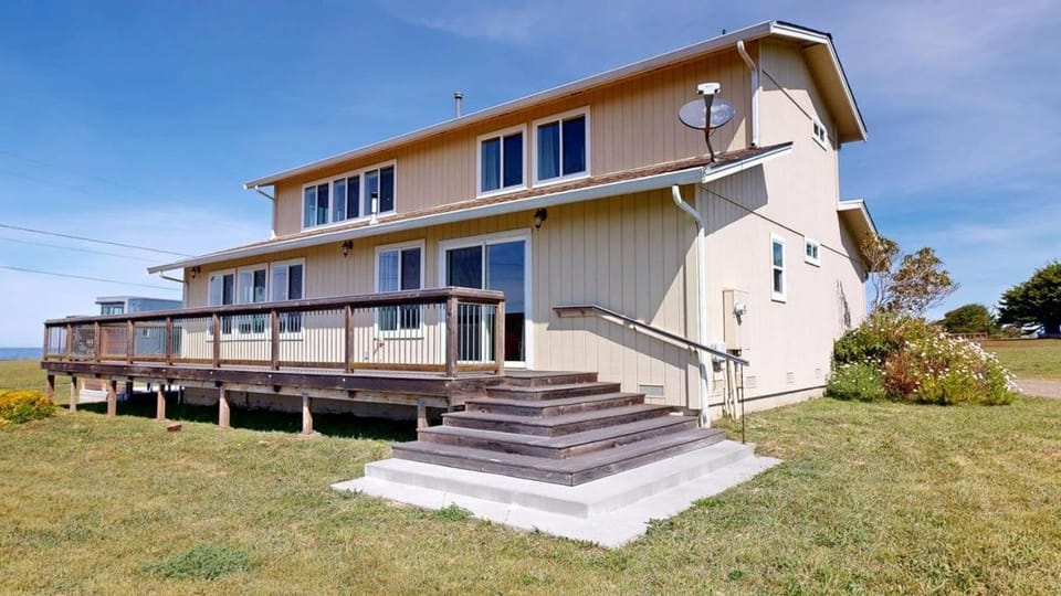 Dog Friendly Oceanfront Home with Hot Tub & Views House in Fort Bragg