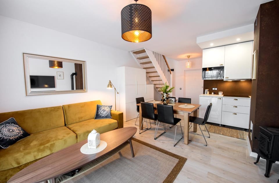 Kitchen or kitchenette, Living room, Seating area, Dining area, minibar, pet friendly, stove