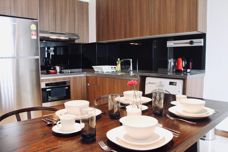 Kitchen or kitchenette, Dining area