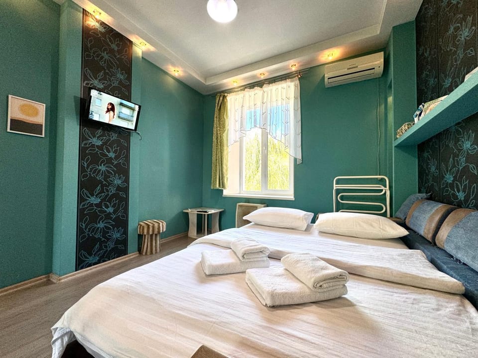 ApartPoltava, Однокімнатні апартаменти з КУТОВОЮ ВАННОЮ, біля Краєзнавчого музею, АРТ кафе Кавун Apartment in Ukraine