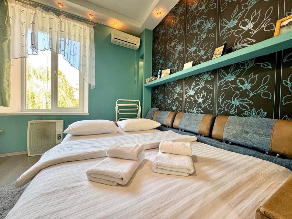 ApartPoltava, Однокімнатні апартаменти з КУТОВОЮ ВАННОЮ, біля Краєзнавчого музею, АРТ кафе Кавун Apartment in Ukraine