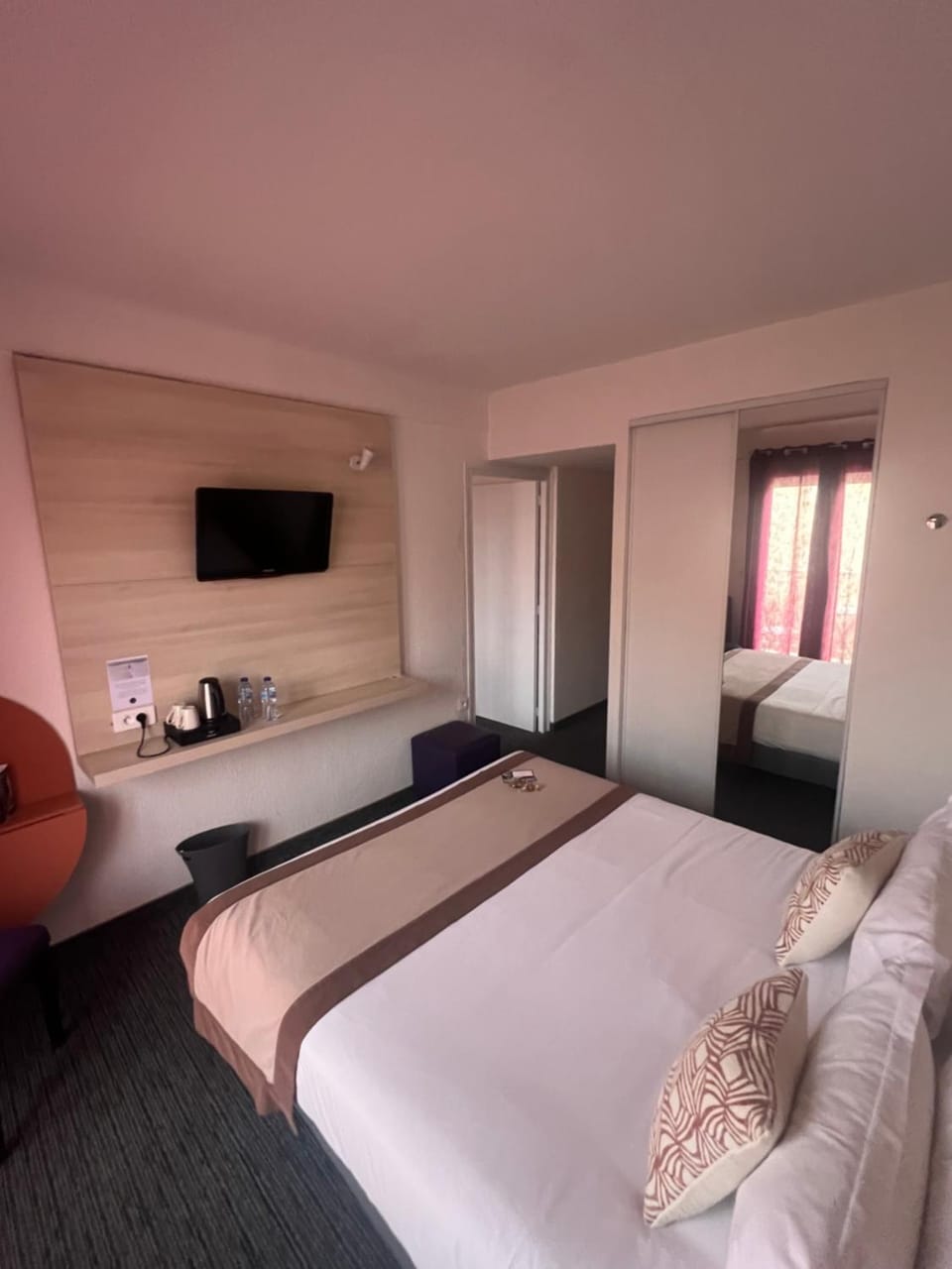 Bed, Photo of the whole room, Bedroom
