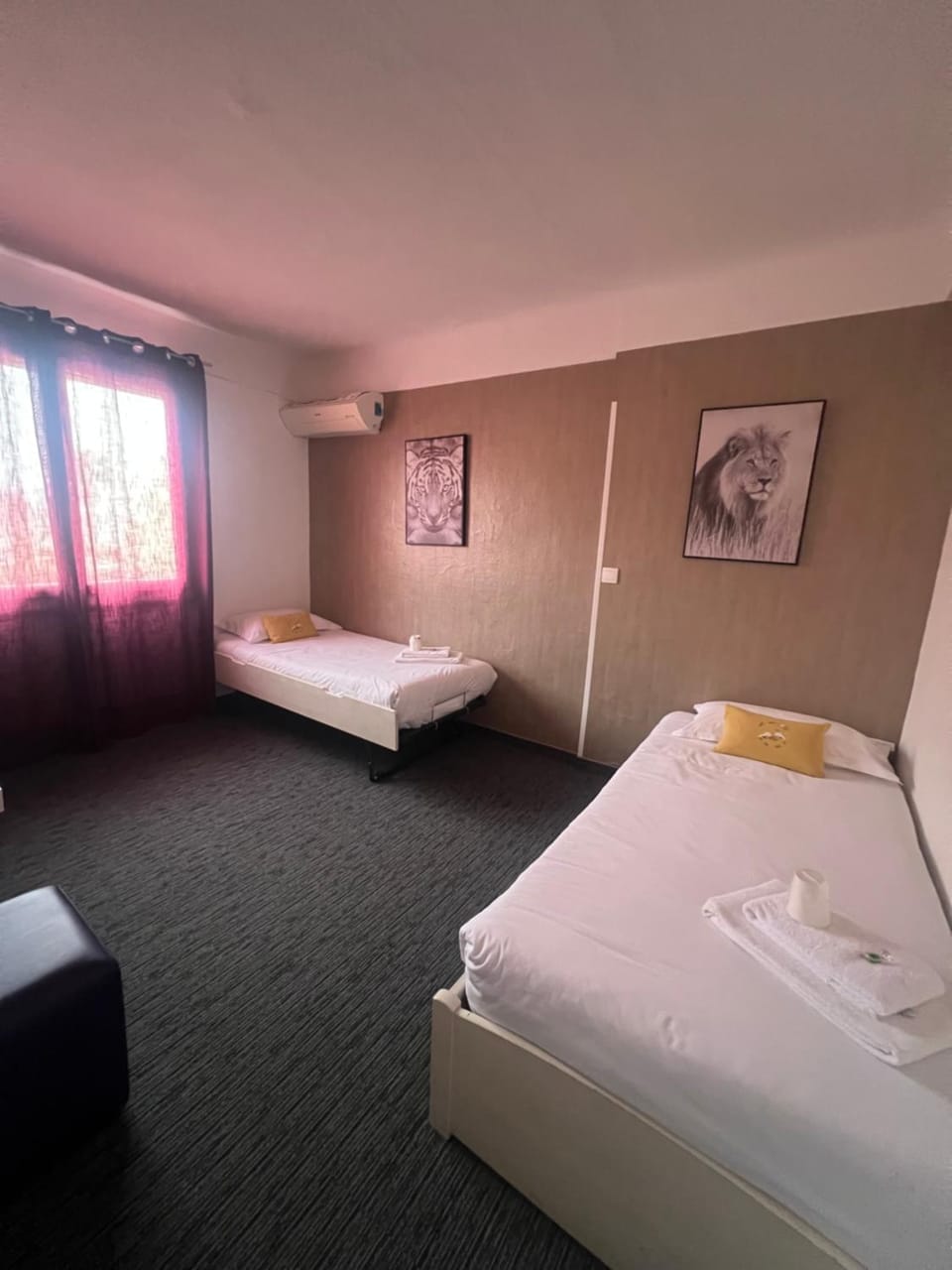 Bed, towels