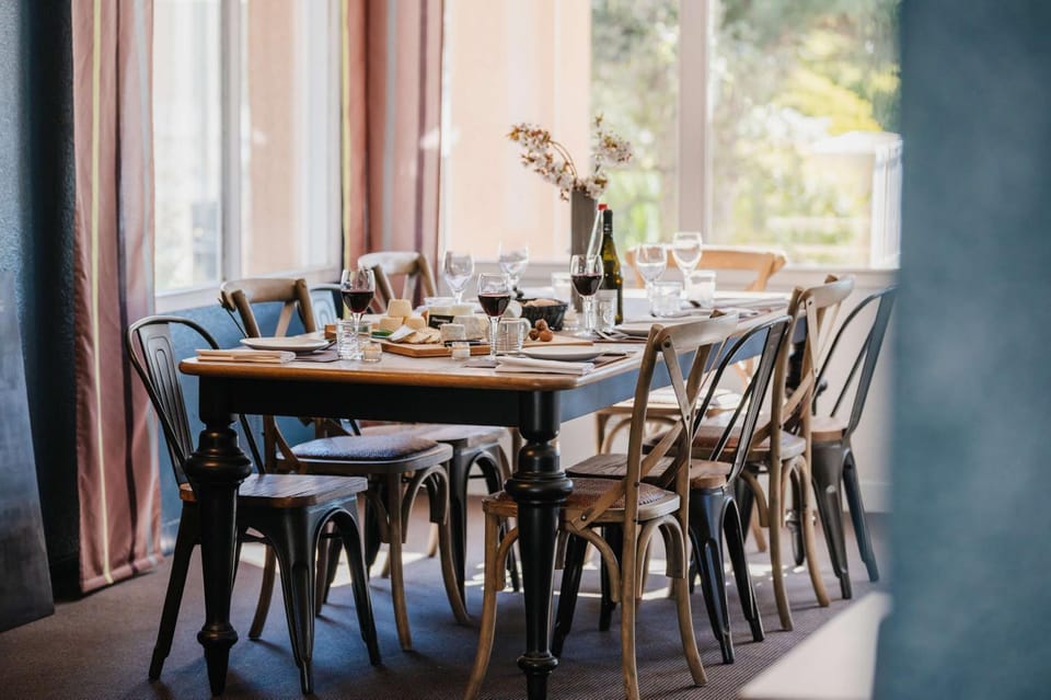 Restaurant/places to eat, Restaurant/places to eat, Dining area, On site
