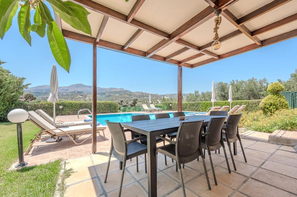 Patio, Day, Dining area, Swimming pool, sunbed