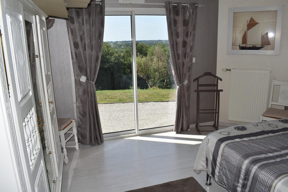 Photo of the whole room, Garden view