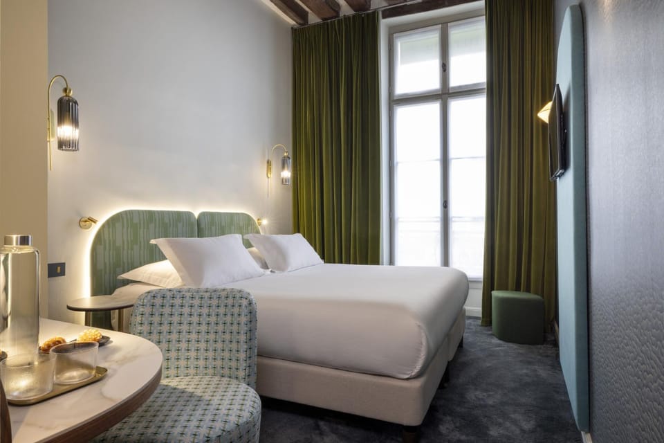 Bed, Photo of the whole room, Seating area, Bedroom
