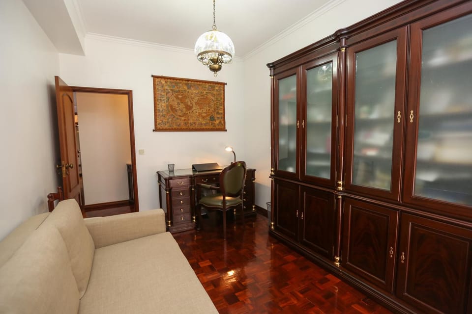 Bed, Seating area