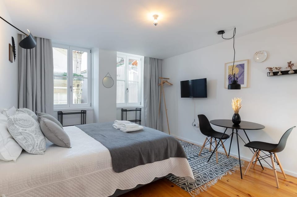 Bed, TV and multimedia, Living room, Photo of the whole room, Seating area, Bedroom