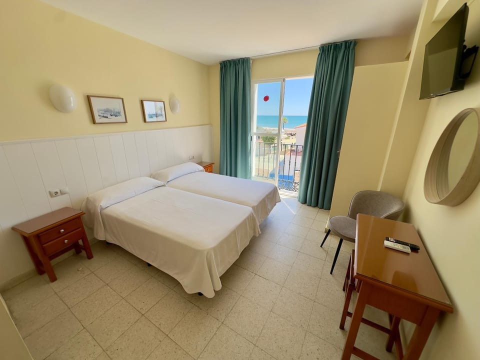 Bed, TV and multimedia, Photo of the whole room, Bedroom