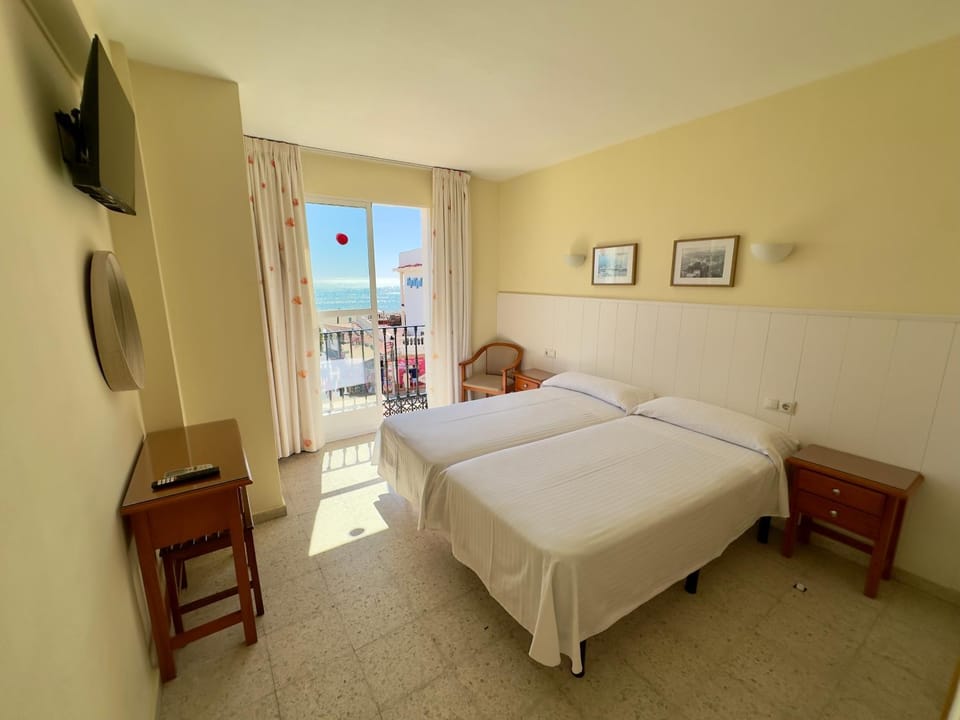 Bed, TV and multimedia, Photo of the whole room, Bedroom