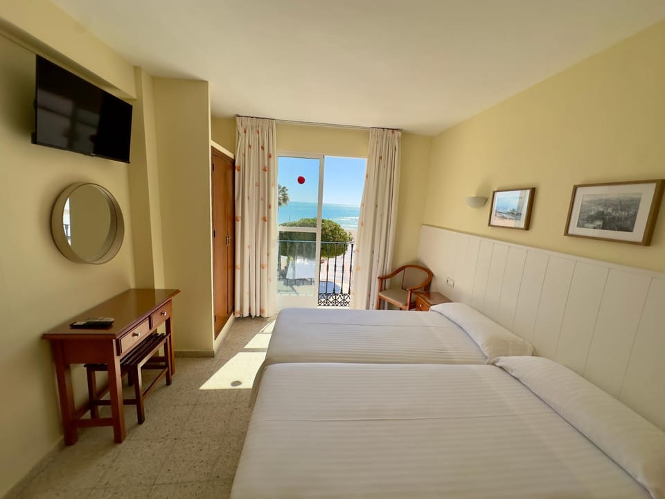 Bed, TV and multimedia, Photo of the whole room, Bedroom, Sea view