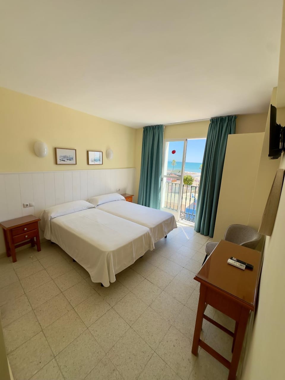 Bed, TV and multimedia, Photo of the whole room, Bedroom