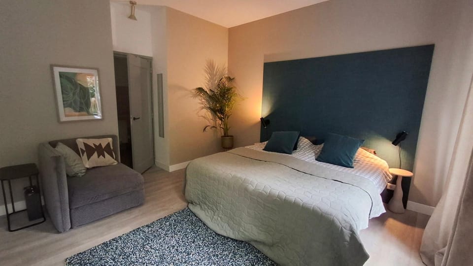 Bed, Seating area, Bedroom