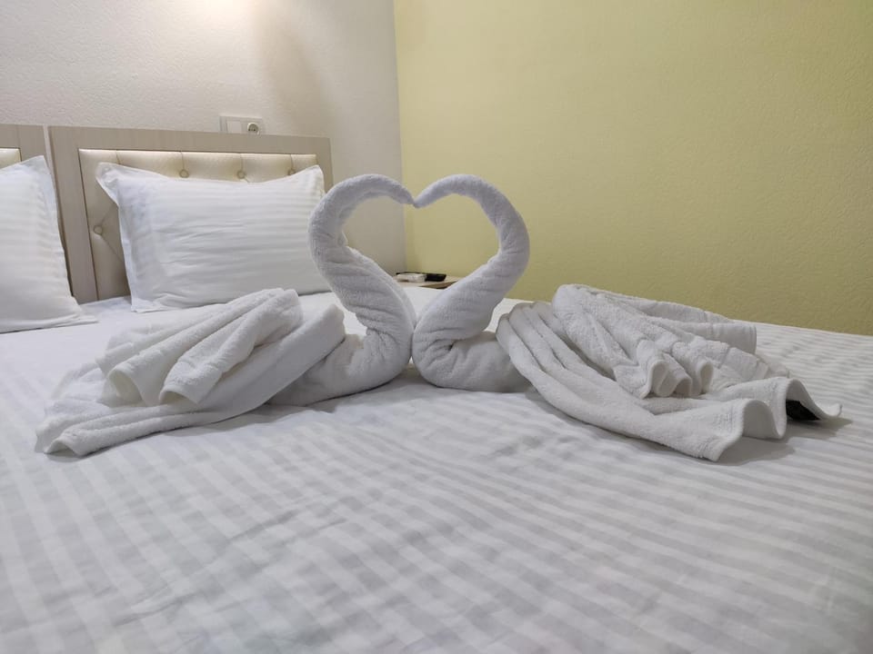 Bed, towels