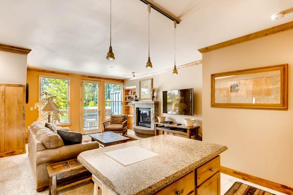 Spacious 1Br Condo-River Run Village-Hot Tub & Kids Ski Free Condo Apartment in Keystone