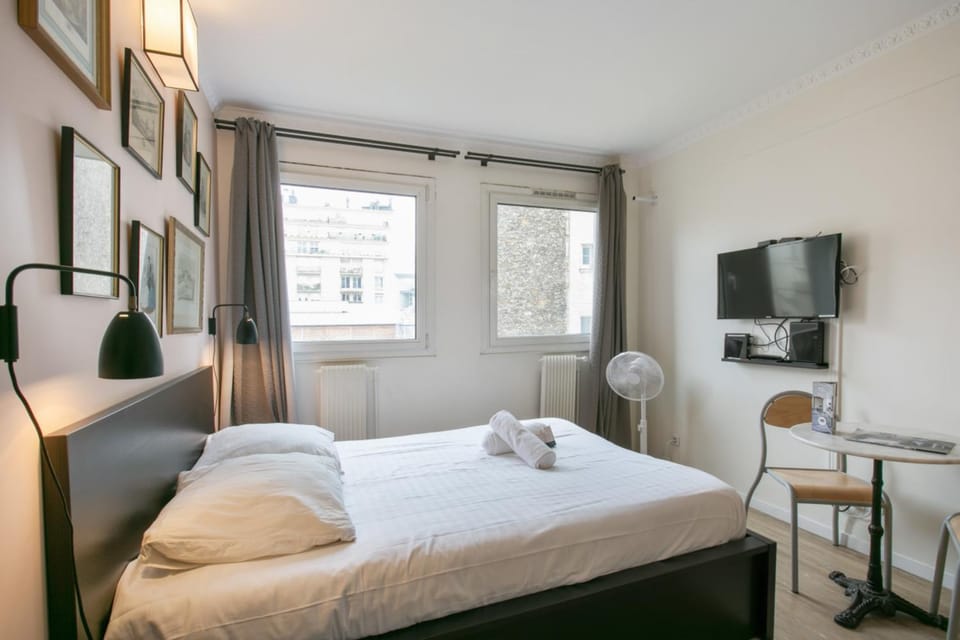 Bed, TV and multimedia, Photo of the whole room